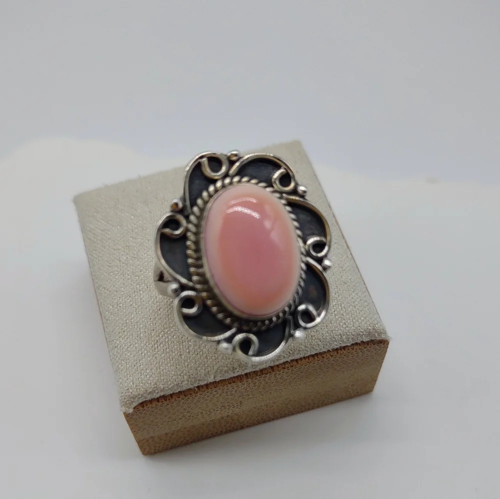 Vintage Navajo Sterling Silver Queen Pink Conch Shell Ring - Picture 6 of 9